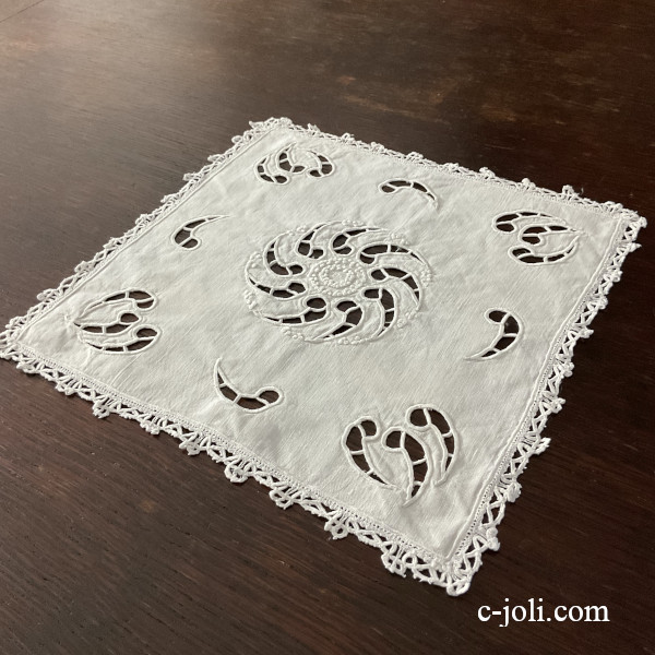 【日本発送】T-601　フランスアンティークテーブルマット　カットワーク手刺繍リネンクロス