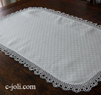 【日本発送】T1007　イギリスアンティークリネンテーブルマット　ダマスク織手刺繍リネン＆レース 75x47cm