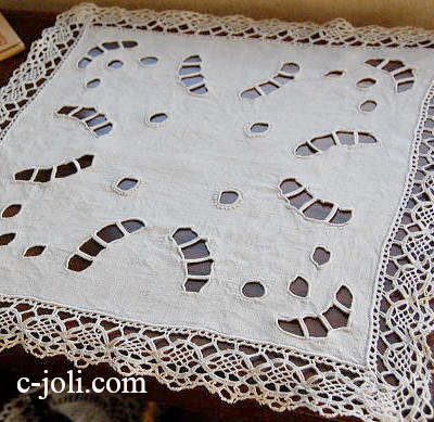 【日本発送】T1102　フランスアンティークリネンテーブルマット　カットワーク手刺繍リネン＆レースクロス