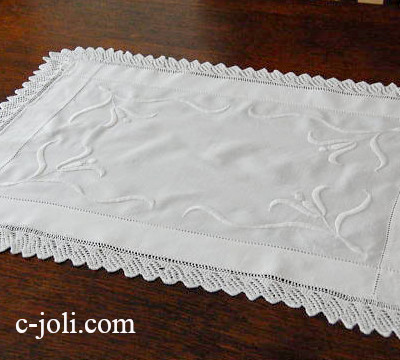 【日本発送】T1144　イギリスアンティークコットンテーブルマット　マシーン刺繍コットン＆レース