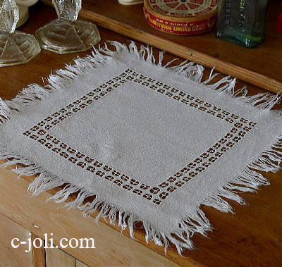 【日本発送】T1202　フランスアンティークリネンテーブルマット　フリンジ付カットワーク手刺繍リネンクロス 34x34cm