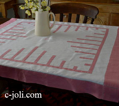 【日本発送】T1244　フランスアンティークリネンテーブルクロス　手刺繍モノグラム入りピンク＆ホワイトリネンクロス