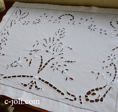 【日本発送】T1407　フランスアンティークリネンテーブルマット　カットワーク手刺繍リネンクロス