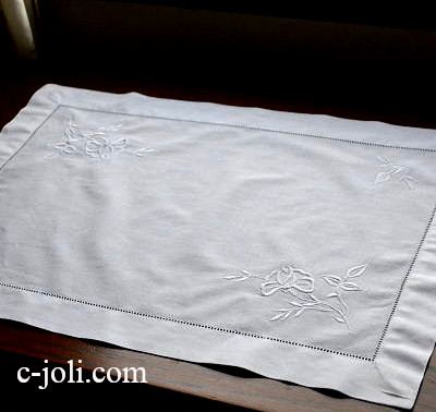 【日本発送】T1501　イギリスアンティークテーブルマット　マシーン刺繍コットン