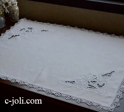 【日本発送】T1588　イギリスアンティークリネンテーブルマット　カットワーク手刺繍ハーフリネン＆レース　生成り