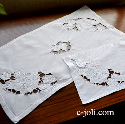 【日本発送】T1678　フランスアンティークリネンテーブルマット2枚　カットワーク手刺繍リネンクロス