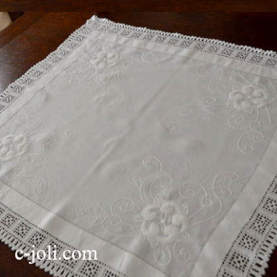 【日本発送】T1690　イギリスアンティークリネンテーブルマット　マシーン刺繍リネン＆クロシェレース 62x57cm