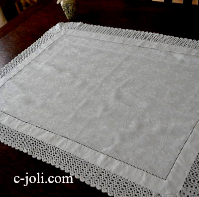 【日本発送】T1692　イギリスアンティークコットンテーブルマット　ダマスク織コットン＆クロシェレース 67x50cm