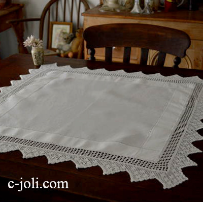 【日本発送】T1695　イギリスアンティークリネンテーブルマット　リネン＆クロシェレース 73x71cm