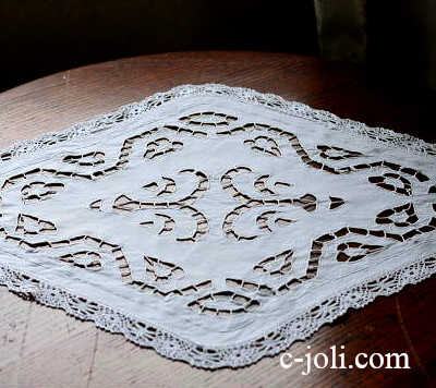 【日本発送】T1881　フランスアンティークリネンテーブルマット　カットワーク手刺繍リネン 52x40cm
