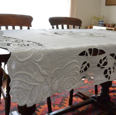 【日本発送】T2116　フランスアンティークリネンテーブルクロス　カットワーク手刺繍リネン　大判サイズ128x126cm