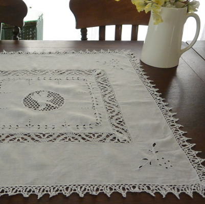 T2340　フランスアンティークリネンテーブルクロス/テーブルセンター　天使柄ボビンレース＆カットワーク手刺繍リネン 68x61cm