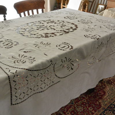 T2470　フランスアンティークリネンテーブルクロス　天使柄カットワーク手刺繍リネン＆ボビンレース 186x174cm