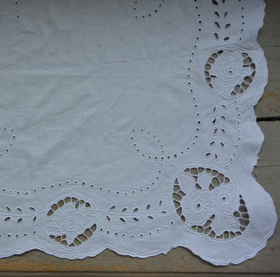 【日本発送】T2562　イギリスアンティークリネンテーブルセンター/テーブルマット　刺繍リネン 54x51cm