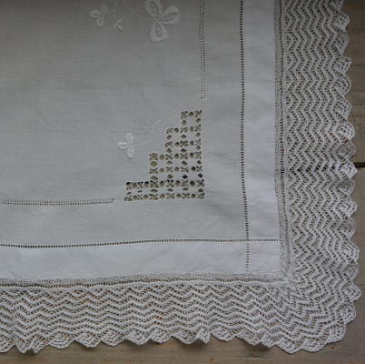 【日本発送】T2566　イギリスアンティークリネンテーブルセンター/テーブルマット　マシーンレース＆ドロンワーク/刺繍リネン 64x52cm