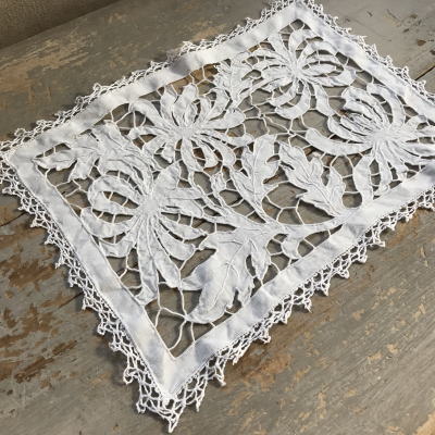 【日本発送】T2606　フランスアンティークリネンテーブルマット　カットワーク手刺繍リネン＆ボビンレース 33x25cm