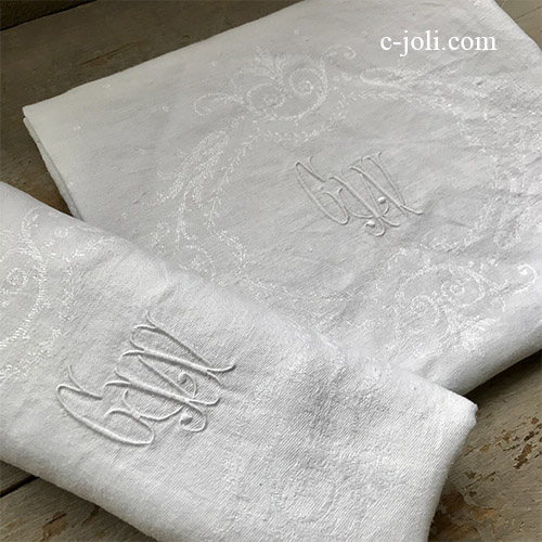 T2758　フランスアンティークリネンテーブルナプキン/リネンクロス２枚セット　手刺繍モノグラム＆ダマスク織リネン 77x70cm