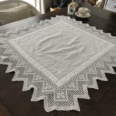 T2809 イギリスアンティークコットンテーブルセンター/テーブルマット　クロシェレース＆刺繍コットン 70x68cm