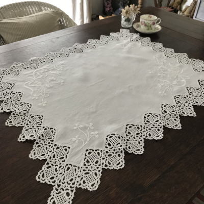 T2811 イギリスアンティークリネンテーブルセンター/テーブルマット　クロシェレース＆手刺繍リネン 74x60cm