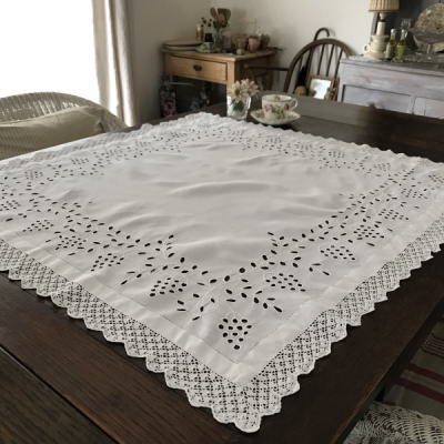 T2812 フランスアンティークリネンテーブルクロス　カットワーク手刺繍リネン＆クロシェレース 83x82cm