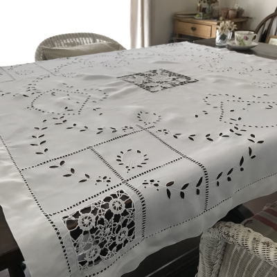 T2813 フランスアンティークリネンテーブルクロス　カットワーク手刺繍リネン＆ニードルポイントレース 104x113cm
