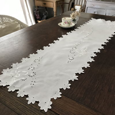 T2823 フランスアンティークリネンテーブルランナー　カットワーク手刺繍リネン 1m10