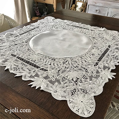 T2897 フランスアンティークリネンテーブルクロス　手刺繍バテンレース＆リネン 84x84cm