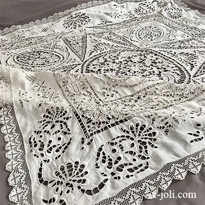 【パリ発送】T2906 フランスアンティークリネンテーブルクロス　カットワーク手刺繍リネン＆フィレレース 145x140cm
