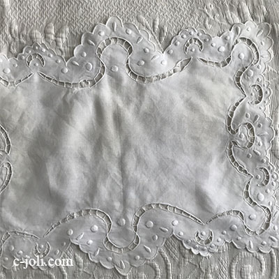 【パリ発送】T2918 フランスアンティークリネンテーブルマット　カットワーク手刺繍リネン 53x45cm