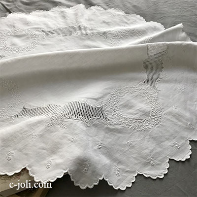 【パリ発送】T2920 フランスアンティークリネンテーブルマット/テーブルセンター　手刺繍リネン 74x69cm