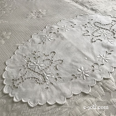 【パリ発送】T2923 フランスアンティークリネンテーブルマット/ティーマット　カットワーク手刺繍リネン 51x32cm