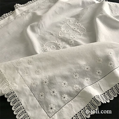 【パリ発送】T2928 フランスアンティークリネンテーブルクロス　手刺繍モノグラムリネン＆ニードルポイントレース 85x84cm