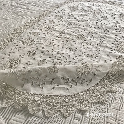 【パリ発送】T2932 フランスアンティークリネンテーブルマット/テーブルセンター　カットワーク手刺繍リネン＆ニードルポイントレース 75x47cm