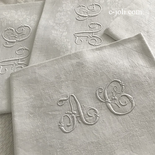 【パリ発送】T2972 フランスアンティークリネンテーブルナプキン/リネンクロスAC　手刺繍モノグラム＆ダマスク織リネン 80x68cm