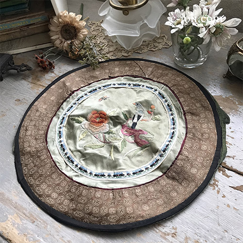 T2986 フランスアンティーク手刺繍シルクドイリー　花鳥柄シノワズリシルクマット 直径27cm