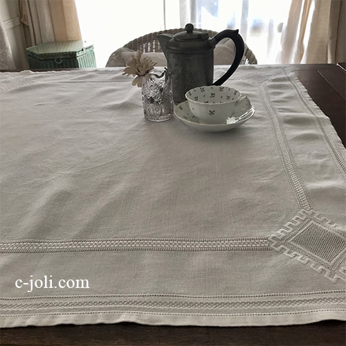T2994 イギリスアンティークリネンテーブルクロス　生成り手刺繍リネン 83x82cm