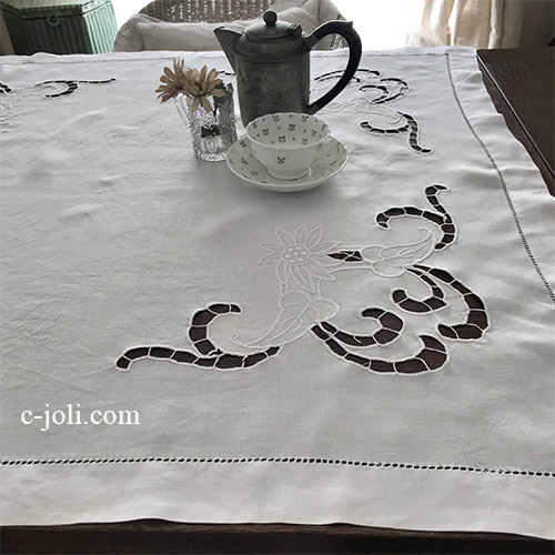 【日本発送】T3006 イギリスアンティークリネンテーブルクロス　カットワーク手刺繍リネン 105x92cm