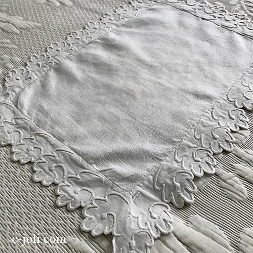 【パリ発送】T3025 フランスアンティークリネンテーブルマット　手刺繍リネンクロス 39x29cm