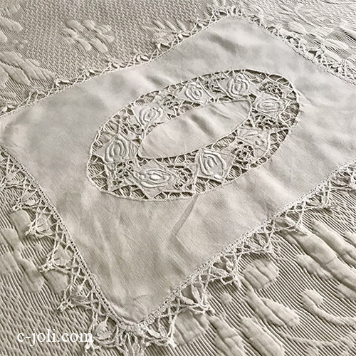 【パリ発送】T3026 フランスアンティークリネン＆レーステーブルマット　ローズ柄カットワーク手刺繍リネン＆ボビンレース 41x35cm