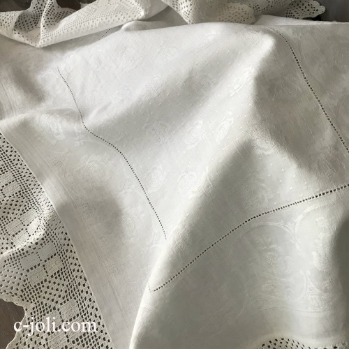 T3069 イギリスアンティークテーブルセンター/テーブルマット　ローズ柄ダマスク織コットン＆クロシェレース 79x58cm