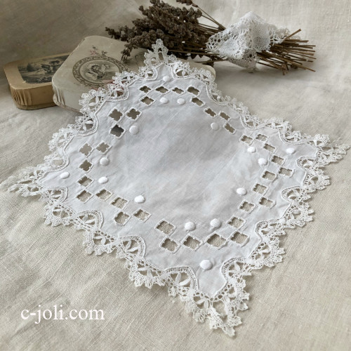 【パリ発送】T3074 フランスアンティークリネン＆レーステーブルマット　カットワーク手刺繍リネン＆ボビンレース 23x23cm