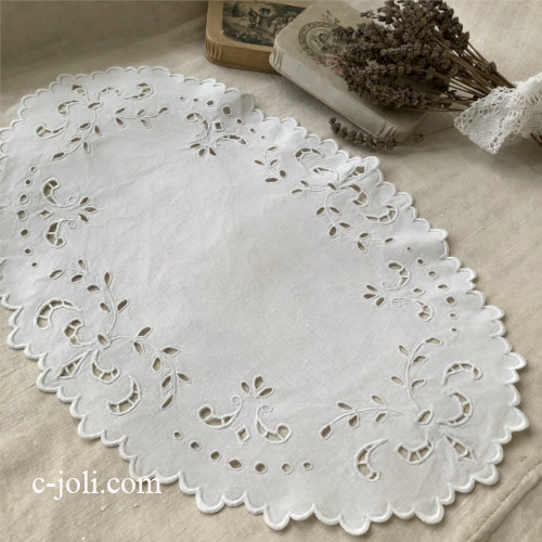 【パリ発送】T3077 フランスアンティークリネンテーブルマット　カットワーク手刺繍リネン 生成り 49x32.5cm