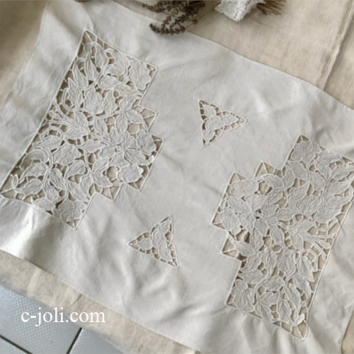 【パリ発送】T3079 フランスアンティークリネンクロス/テーブルマット　カットワーク手刺繍リネン 70x49cm