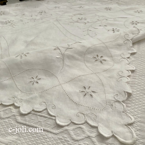 【パリ発送】T3085 フランスアンティークリネンテーブルクロス　カットワーク手刺繍リネン 74x70cm