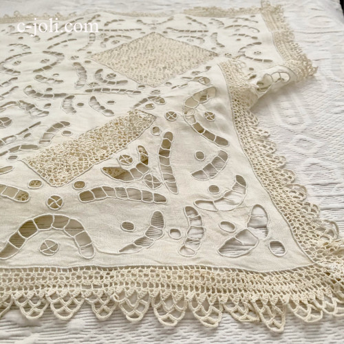 【パリ発送】T3086 フランスアンティークリネンテーブルクロス　カットワーク手刺繍リネン＆クロシェレース＆ニードルレース 76x72cm