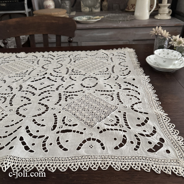 【日本発送】T3086 フランスアンティークリネンテーブルクロス　カットワーク手刺繍リネン＆クロシェレース＆ニードルレース 76x72cm