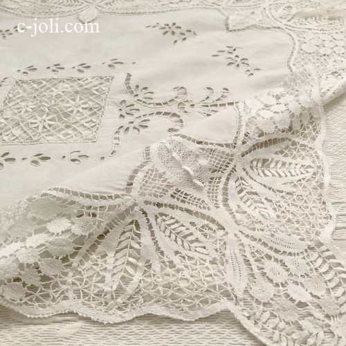 【パリ発送】T3087 フランスアンティークハーフリネンテーブルクロス　カットワーク手刺繍＆ボビンレース 86x86cm