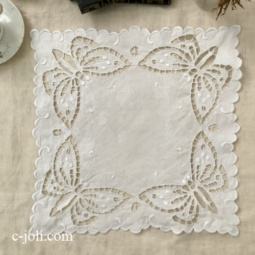 【パリ発送】T3093 フランスアンティークリネンテーブルマット　カットワーク手刺繍リネンクロス  38x37cm