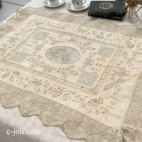 【パリ発送】T3096 フランスアンティークレース＆リネンテーブルマット　生成りカットワーク手刺繍麻ローン＆フィレレース  82x63cm