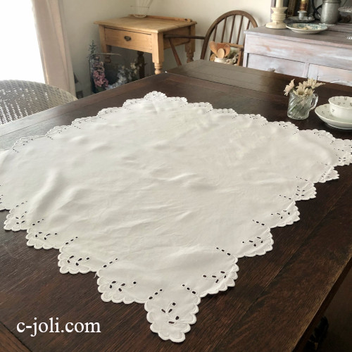 T3108 フランスアンティークリネンテーブルクロス　カットワーク手刺繍 68x67cm